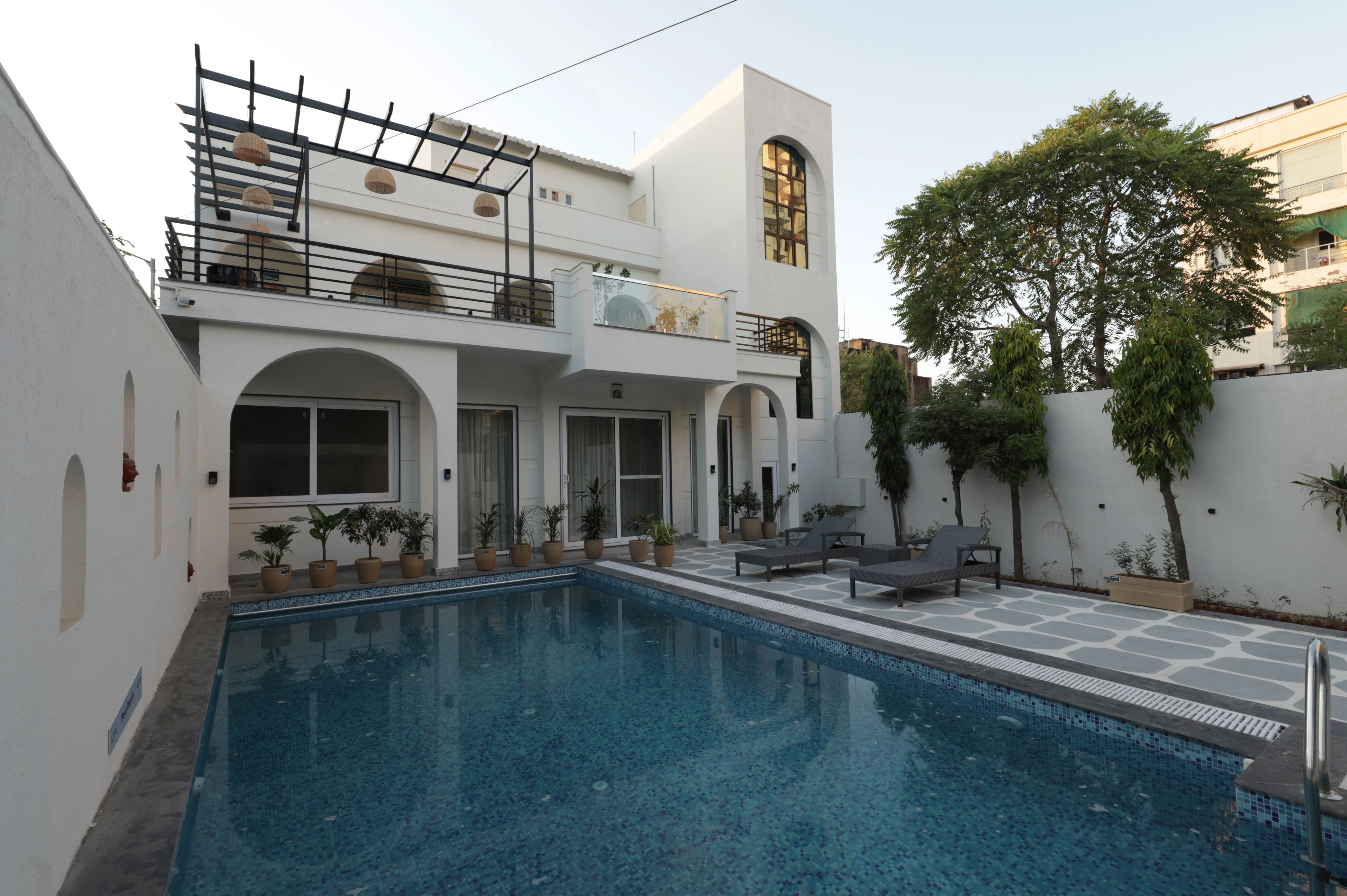 Panoramic daytime view of the villa with garden